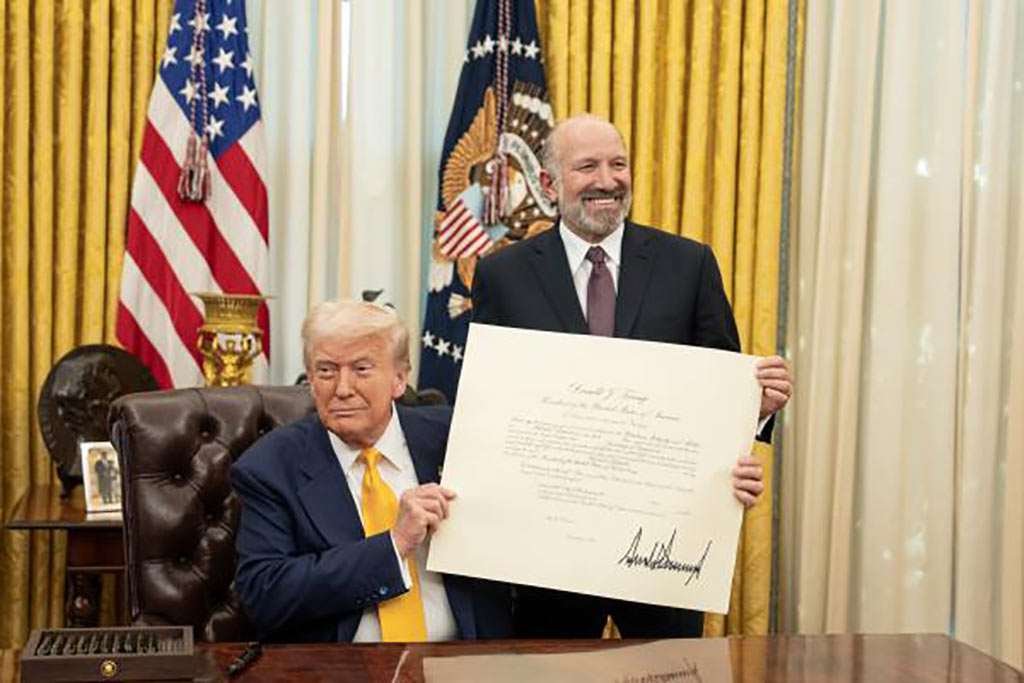 trump-lutnick-2015-3-13A2 President Trump Participates in a Ceremonial Swearing In of Secretary of Commerce Howard Lutnick
